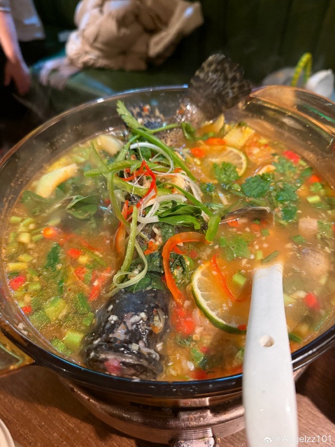 Angel赛后晒聚餐图：大家冬至快乐！德杯三连胜了来吃个泰料